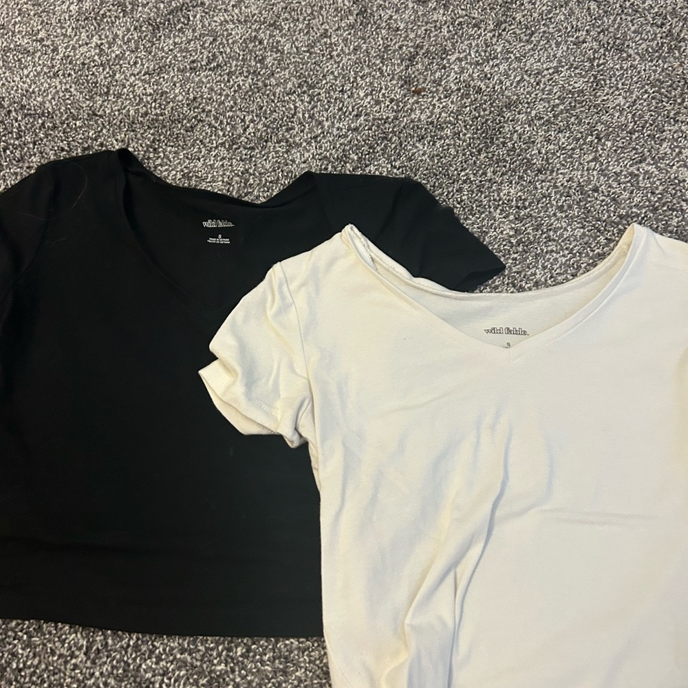 Wild Fable Black and White V-Neck Short Sleeve Tees